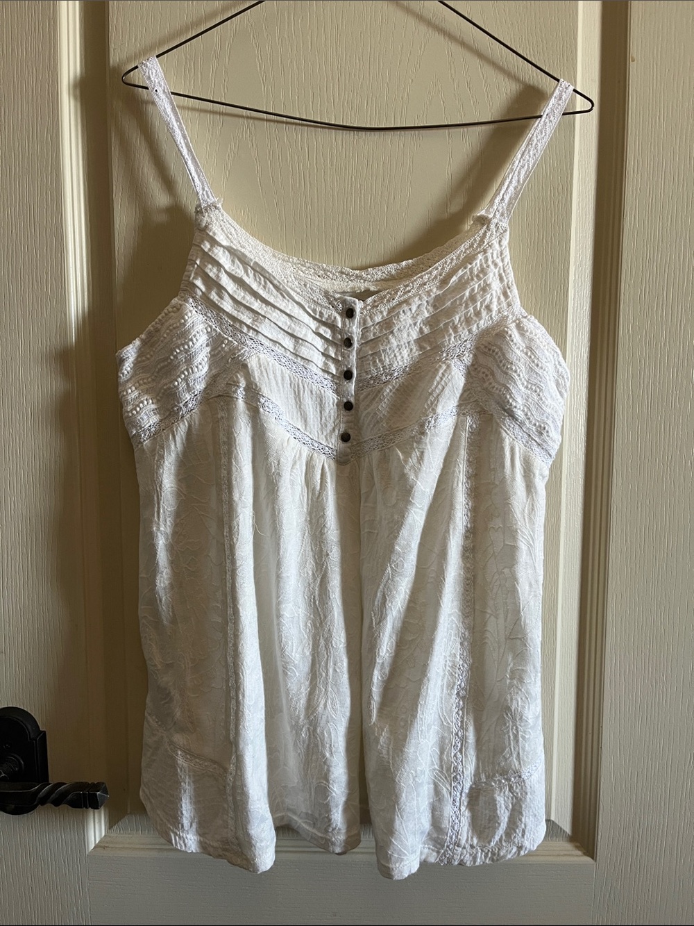Womens Large Lucky White Embroidered Floral Top with crochet lace